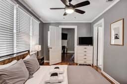 518 E Henry Upper