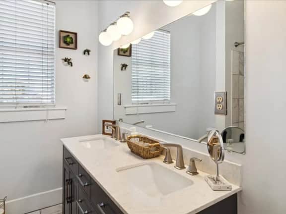 219 W 43rd - Embassy Room
