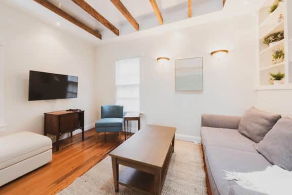 212 E Waldburg - Carriage House Upper