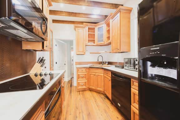 212 E Waldburg - Carriage House Upper