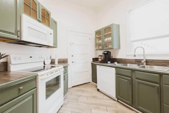 1111 Abercorn - Grey Room