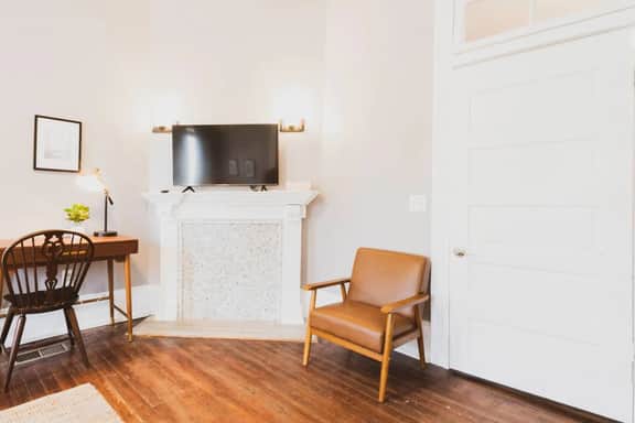 1111 Abercorn - Violet Room