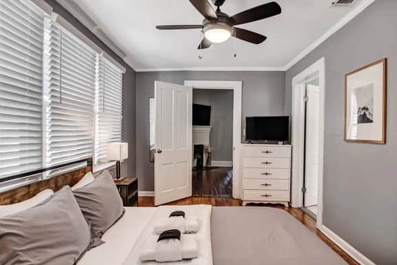 518 E Henry Upper