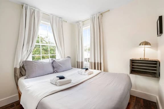522 E Jones Upper - Palm Room